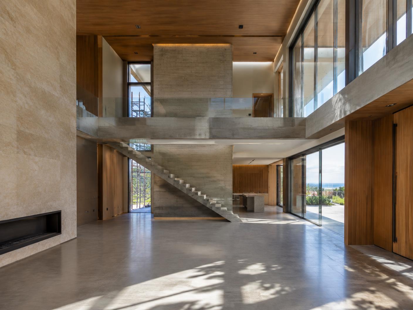 Referência de interior contemporâneo com concreto, madeira e iluminação natural